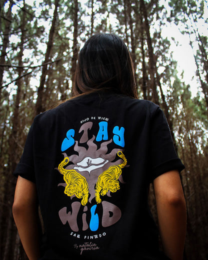 CAMISETA STAY WILD CORTA NEGRA